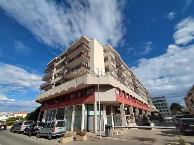 Bureau vente à Saint-Laurent-du-Var, Alpes-Maritimes