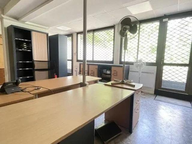 Bureau vente à Paris 20e Arrondissement, Paris