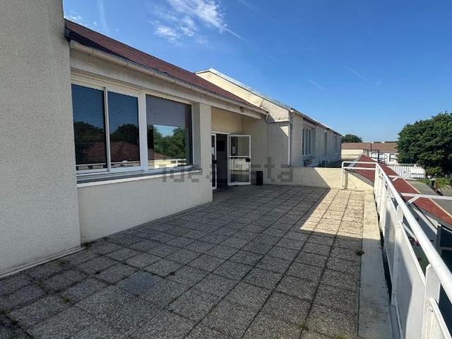 Bureau vente à Voisins-le-Bretonneux, Yvelines