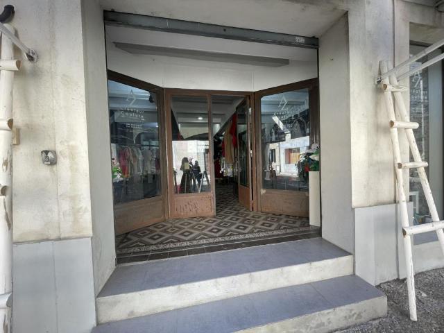 Bureau vente à Nîmes, Aigues-mortes