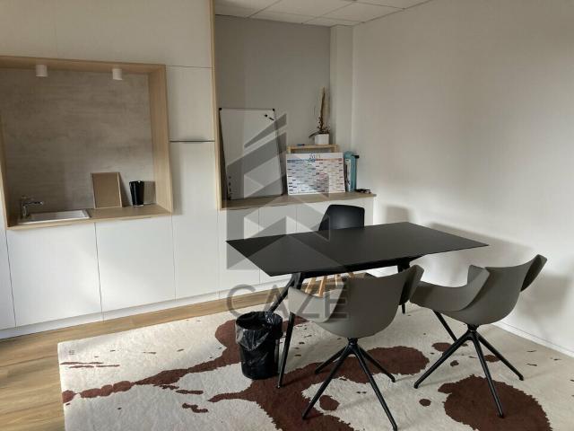 Bureau vente à Mées