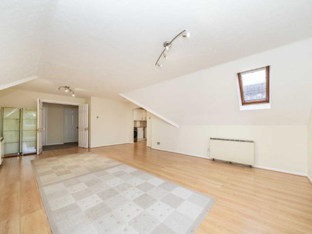 Apartment for rent in Southfields, Greater London