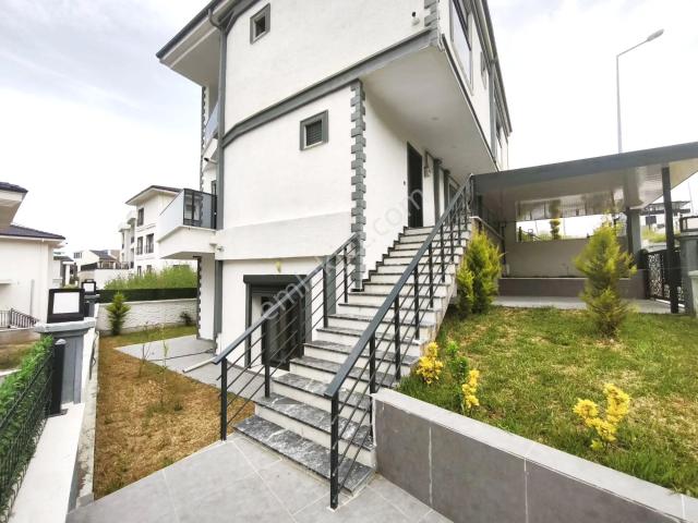 Burhaniye içerisinde satılık Villa