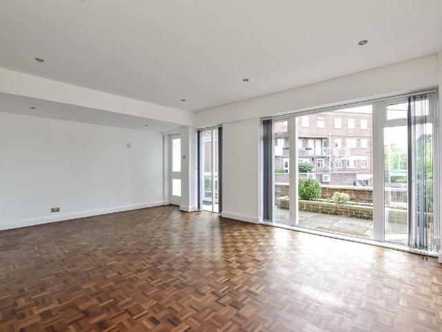 Apartment for rent in Beaconsfield, Forty Green