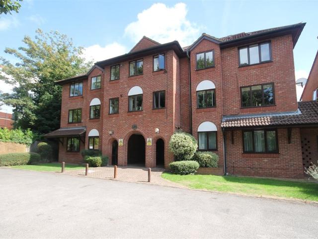 Apartment for rent in Pachesham Park, Surrey