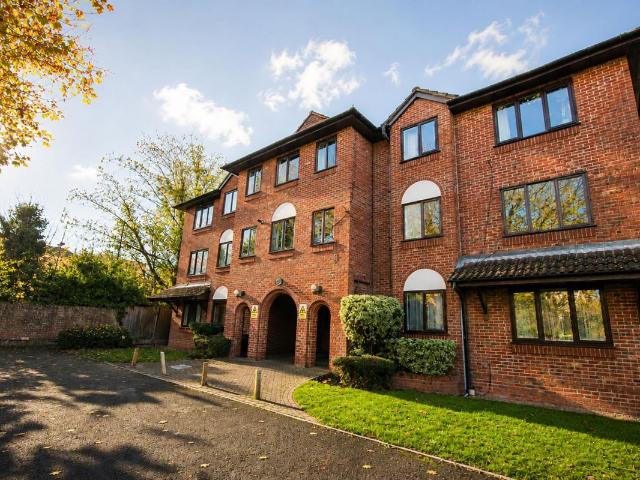 Studio for rent in Pachesham Park, Surrey