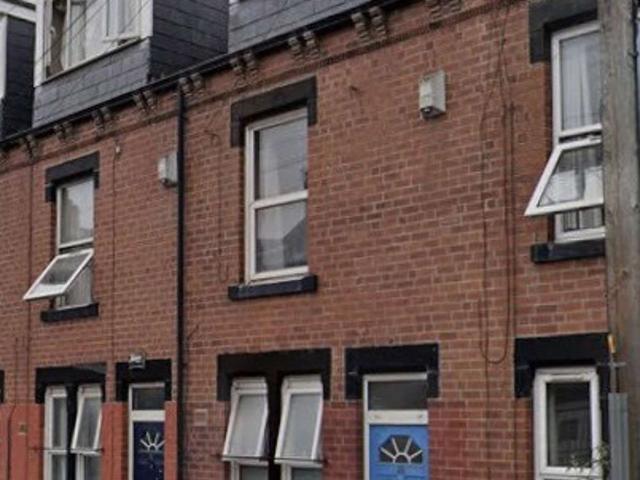 Room for rent in Hyde Park, West Yorkshire