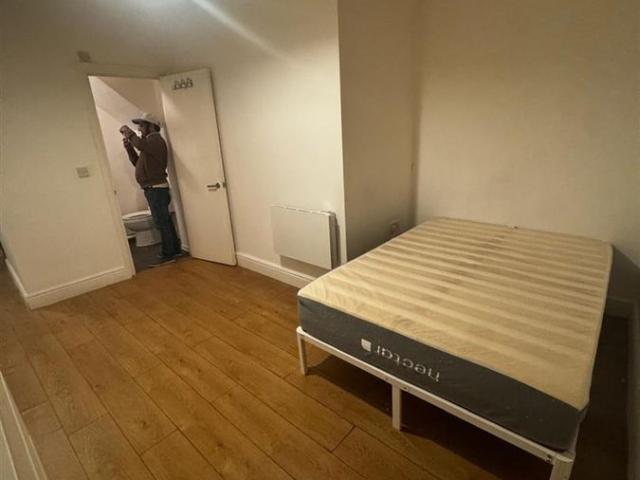 Apartment for rent in Motspur Park, Greater London