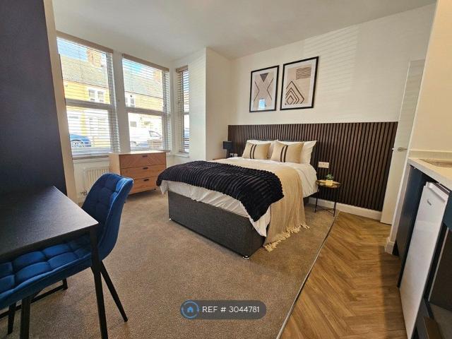 Room for rent in New England, Peterborough