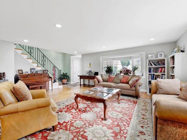 House for sale in Roslyn Heights