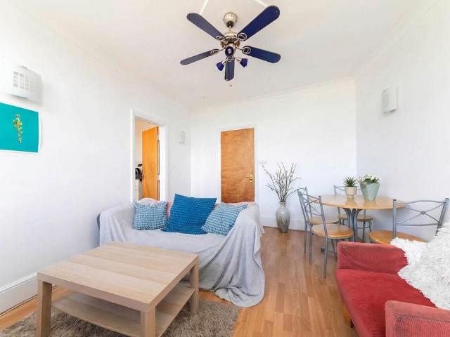 Apartment for rent in Dollis Hill, Greater London
