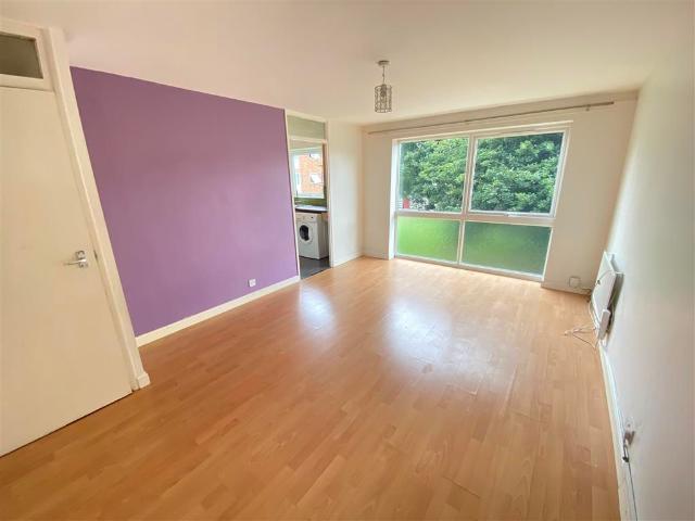Apartment for rent in Woodhall Farm, Pouchen End
