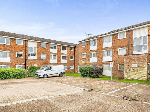 Apartment for rent in Woodhall Farm, Pouchen End