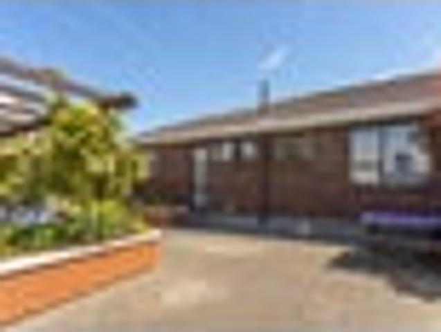 Townhouse for rent in Chaslands, Canterbury