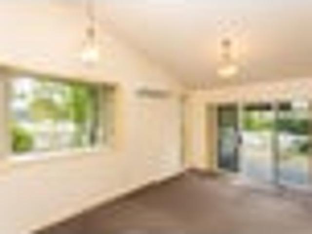 Townhouse for rent in Chaslands, Canterbury