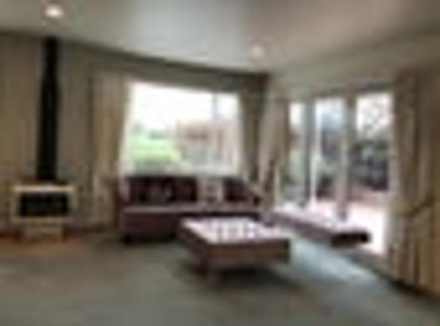 Townhouse for rent in Chaslands, Canterbury