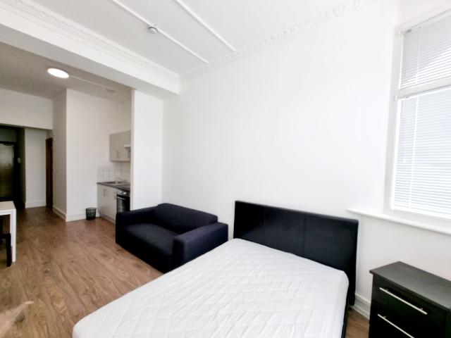 Studio for rent in Goodmayes, Greater London