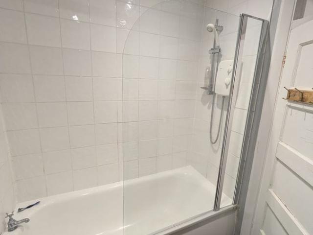 Apartment for rent in Summerstown, Greater London