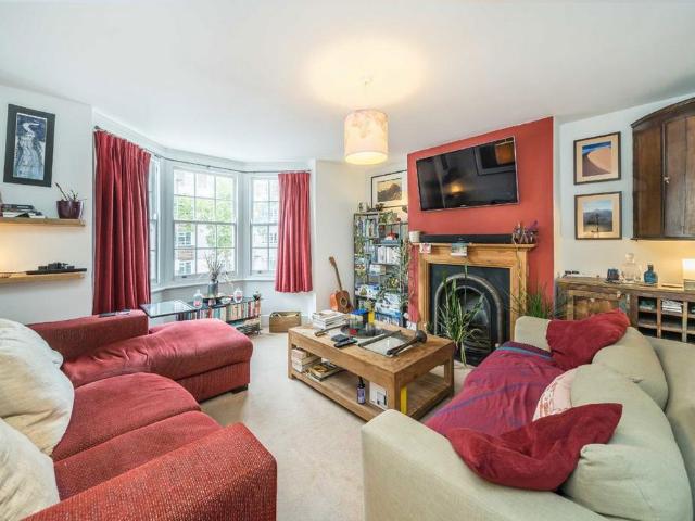 House for rent in Summerstown, Greater London