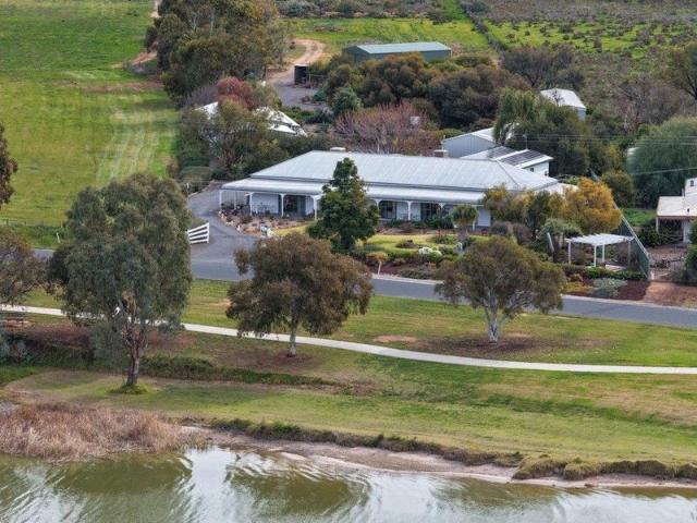 Cottage for sale in Lake Boga, Victoria