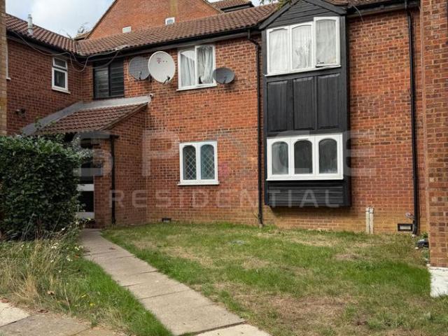 Apartment for rent in Broadfields, Greater London