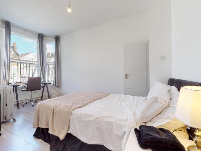 House for rent in Queen's Park, Greater London