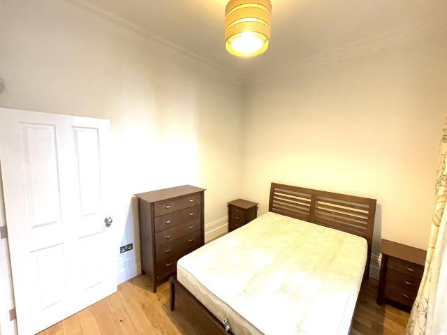 Apartment for rent in Queen's Park, Greater London