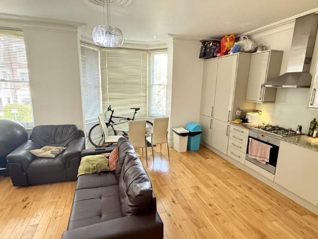 Apartment for rent in Queen's Park, Greater London