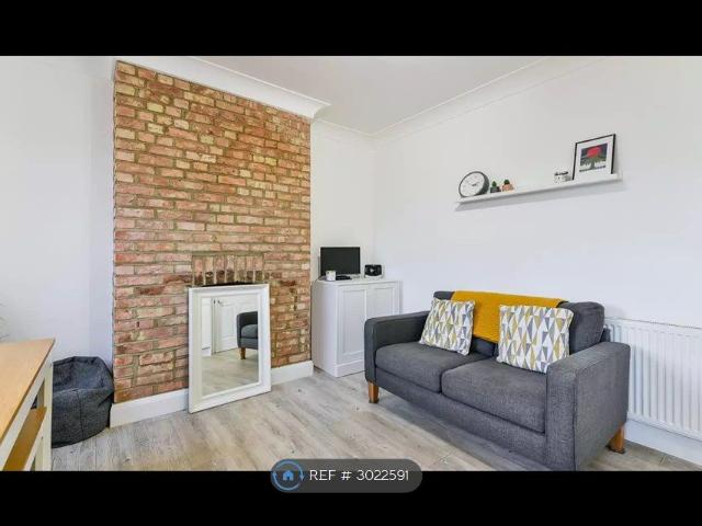 Apartment for rent in London Borough of Merton, Raynes Park