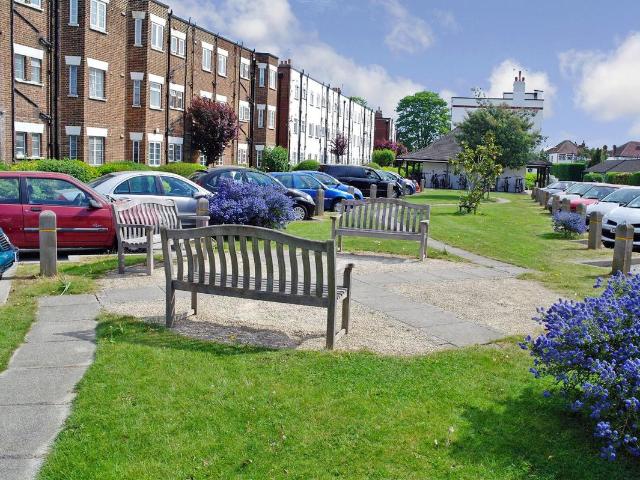 Apartment for rent in London Borough of Merton, Raynes Park