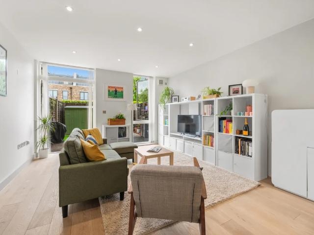 Apartment for rent in London Borough of Merton, Raynes Park