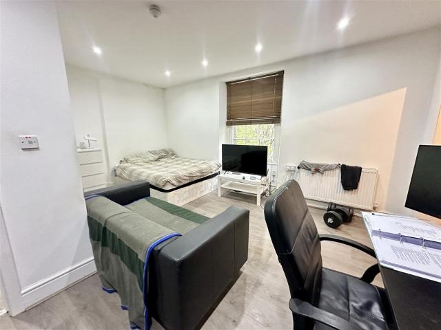 Studio for rent in Cardiff Bay, Falcon Lodge