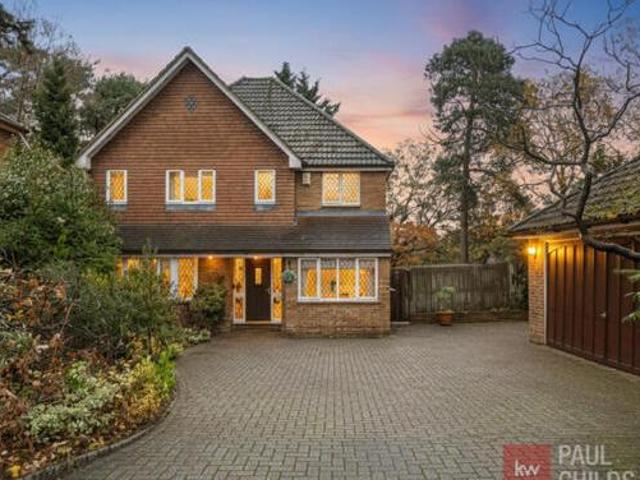 House for sale in Heol-las, Surrey