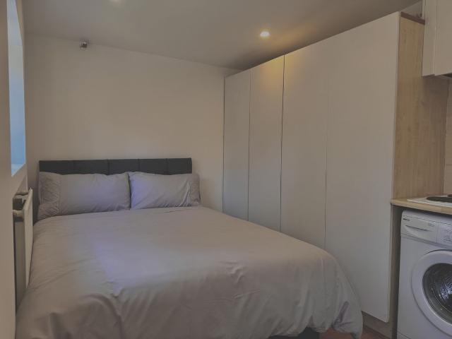 Studio for rent in Caterham on the Hill, Hillview