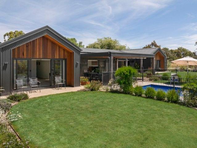House for sale in Victoria