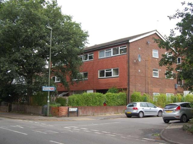 Apartment for rent in Row Town, Surrey