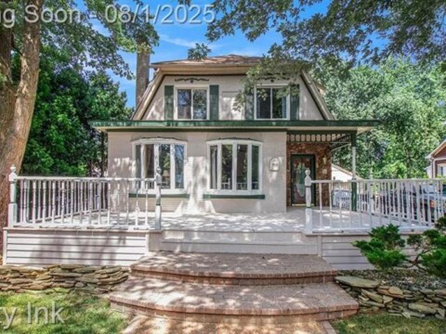 House for sale in Grosse Ile