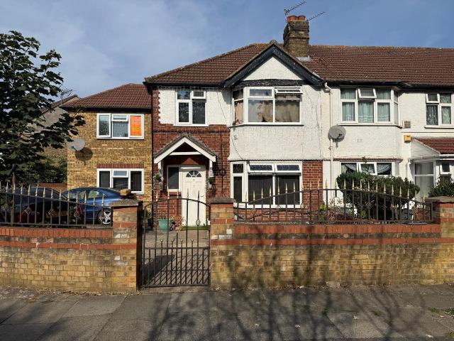 House for rent in Beavers, Greater London