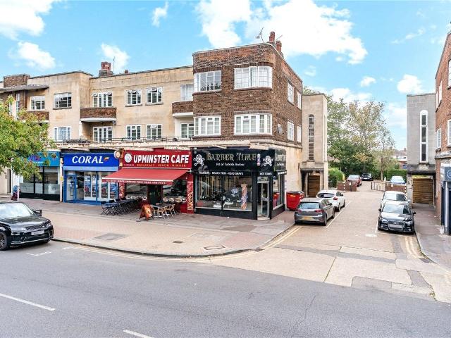 Apartment for rent in Upminster Bridge, Greater London