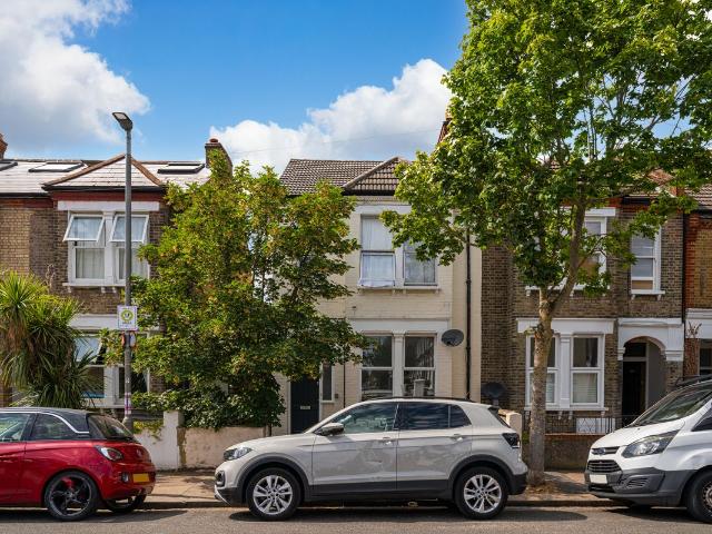 Apartment for rent in Furzedown, Greater London