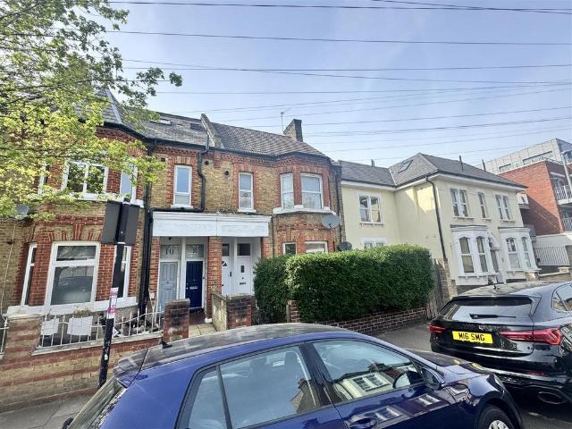 Apartment for rent in Furzedown, Greater London