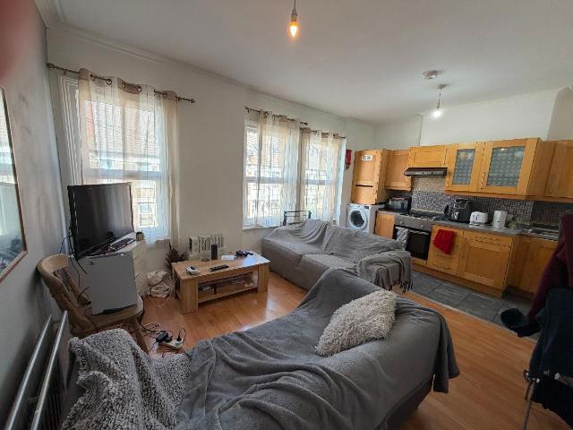 Apartment for rent in Summerstown, Greater London