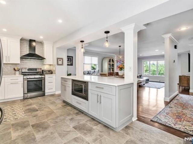 House for sale in Edgewater