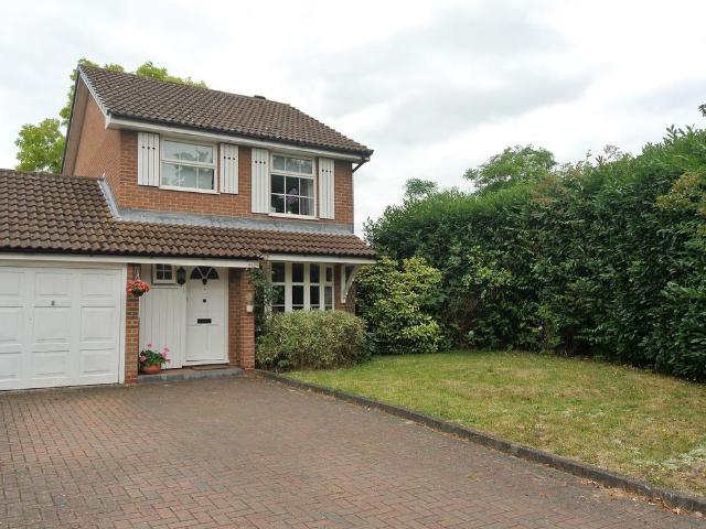 Apartment for rent in Row Town, Surrey