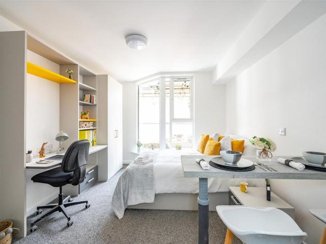 Studio for rent in Moorlands, Bare