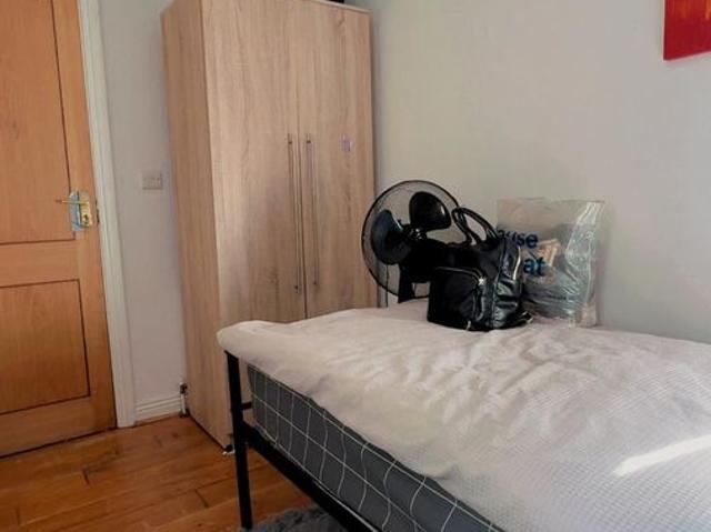 Room for rent in Row Town, Surrey