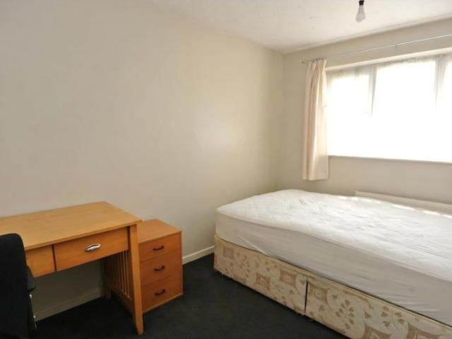Room for rent in Row Town, Surrey