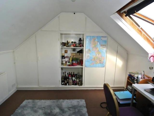 Room for rent in Row Town, Surrey