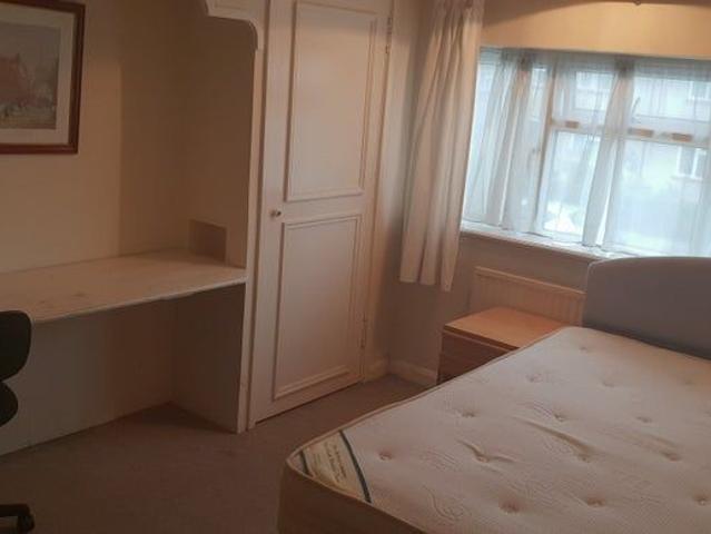 Room for rent in Row Town, Surrey