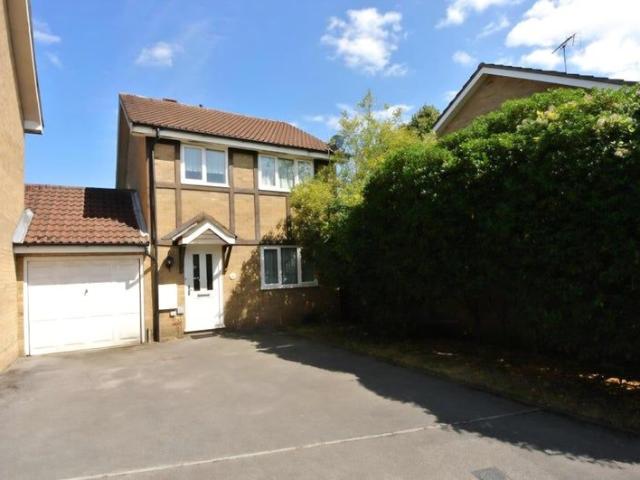 Room for rent in Row Town, Surrey